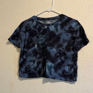This is a black and blue cropped tee from Old navy.